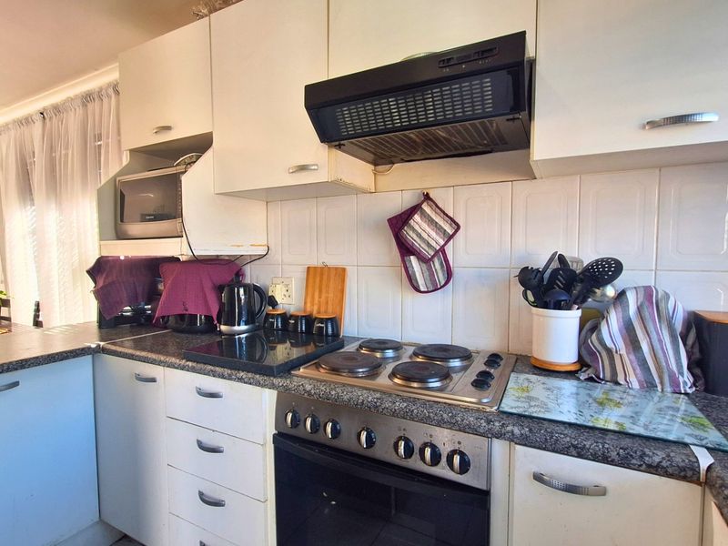 Light-Filled 2-Bedroom Freestanding Corner Home in Viking Close – Secure, Pet-Friendly Living with Great Outdoor Space - Photo 3