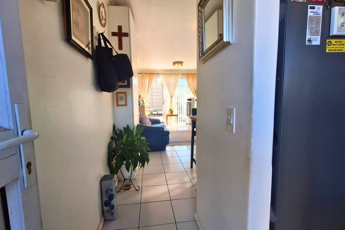 Light-Filled 2-Bedroom Freestanding Corner Home in Viking Close – Secure, Pet-Friendly Living with Great Outdoor Space - Photo 2