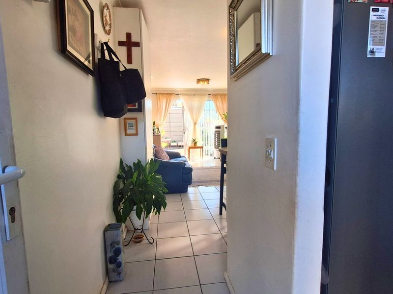 Light-Filled 2-Bedroom Freestanding Corner Home in Viking Close – Secure, Pet-Friendly Living with Great Outdoor Space - Photo 2