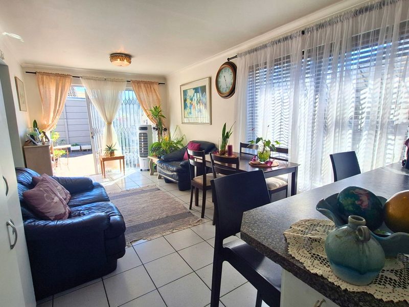 Light-Filled 2-Bedroom Freestanding Corner Home in Viking Close – Secure, Pet-Friendly Living with Great Outdoor Space - Photo 6