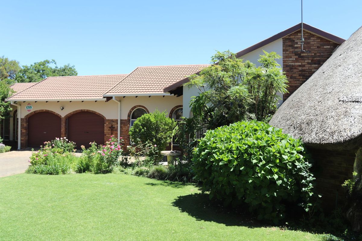 WELL PRESENTED HOME IN DESIRED SUBURB - Photo 2