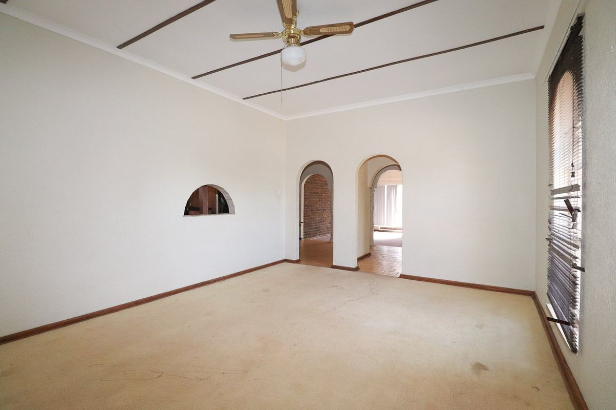 WELL PRESENTED HOME IN DESIRED SUBURB - Photo 4