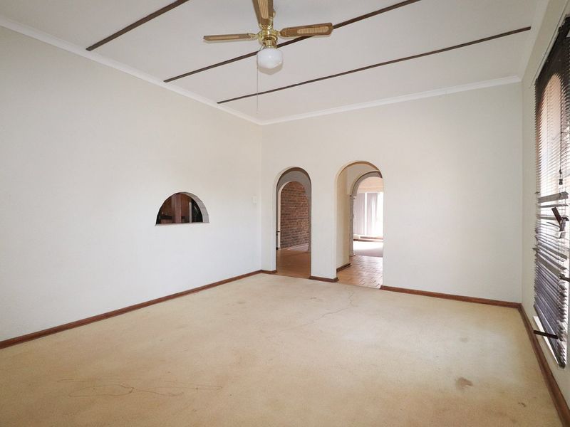 WELL PRESENTED HOME IN DESIRED SUBURB - Photo 4