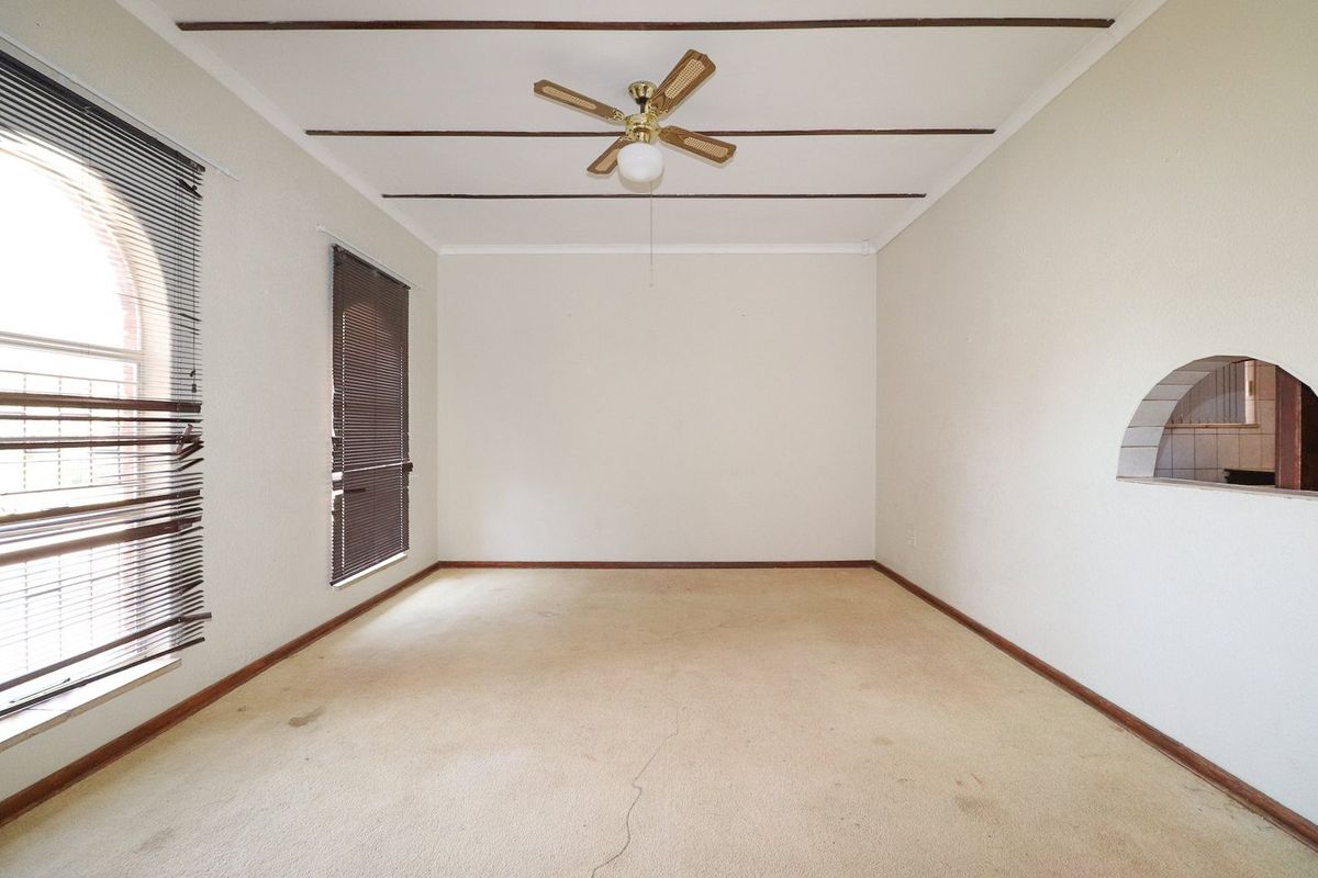 WELL PRESENTED HOME IN DESIRED SUBURB - Photo 3