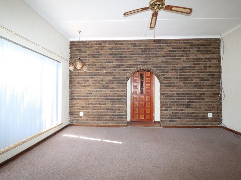 WELL PRESENTED HOME IN DESIRED SUBURB - Photo 9