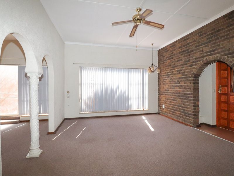 WELL PRESENTED HOME IN DESIRED SUBURB - Photo 8