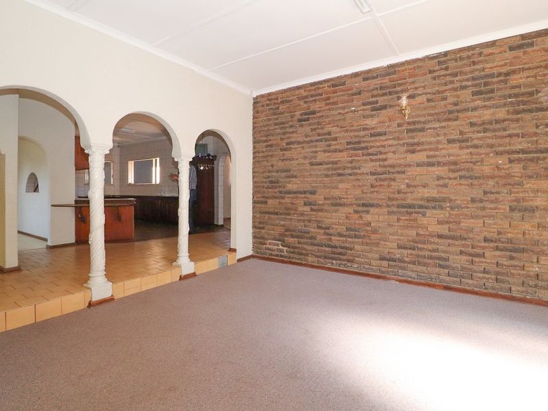 WELL PRESENTED HOME IN DESIRED SUBURB - Photo 7