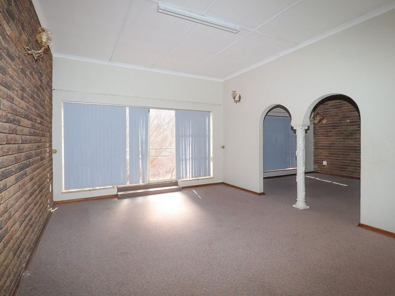 WELL PRESENTED HOME IN DESIRED SUBURB - Photo 5