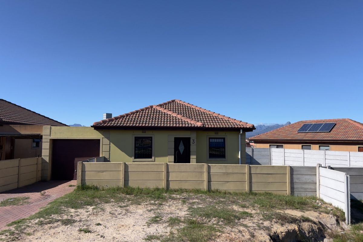 THREE BEDROOM TWO BATHROOM PROPERTY FOR SALE - Photo 2