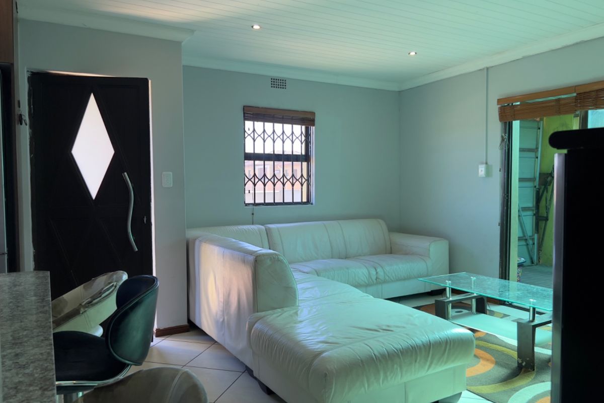 THREE BEDROOM TWO BATHROOM PROPERTY FOR SALE - Photo 5