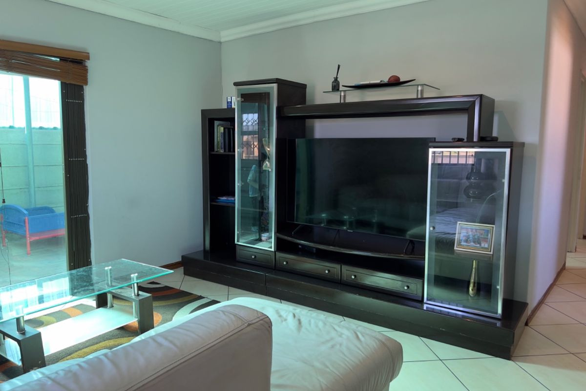 THREE BEDROOM TWO BATHROOM PROPERTY FOR SALE - Photo 4