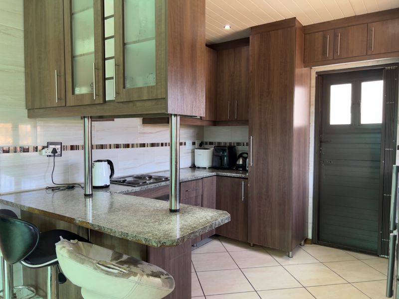 THREE BEDROOM TWO BATHROOM PROPERTY FOR SALE - Photo 9