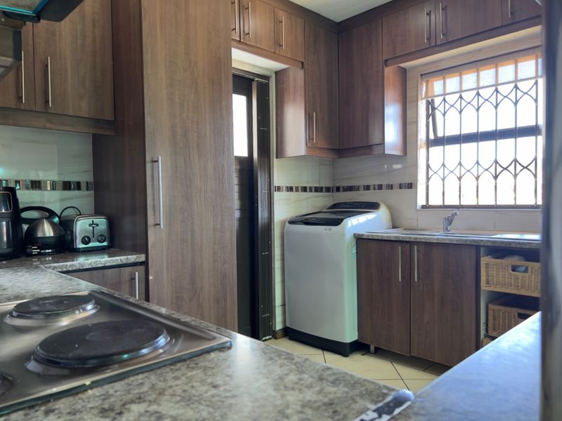 THREE BEDROOM TWO BATHROOM PROPERTY FOR SALE - Photo 10