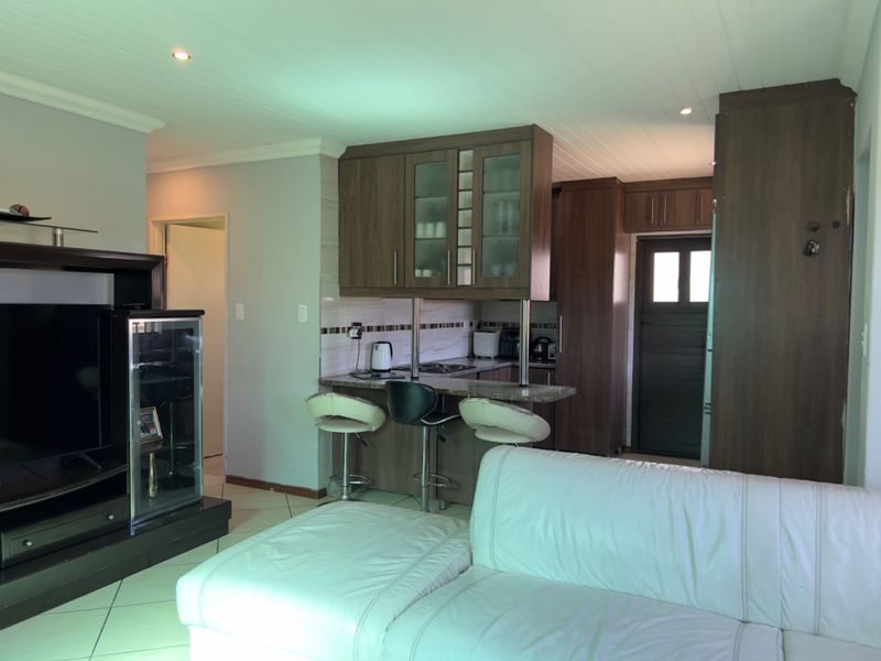 THREE BEDROOM TWO BATHROOM PROPERTY FOR SALE - Photo 8