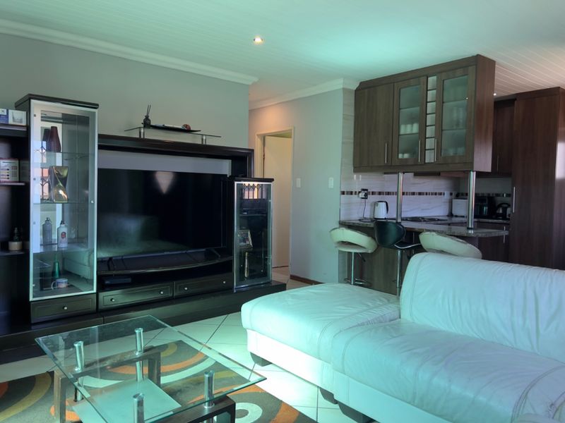 THREE BEDROOM TWO BATHROOM PROPERTY FOR SALE - Photo 7