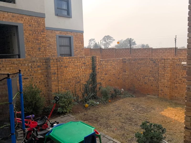 FOR SALE: Lovely 2-Bedroom Apartment in Prime Benoni Location!  Looking for your perfect start? This spacious and neat 2-bedroom, 2-bathroom apartment is ideal for a new couple starting out!  Located near Rynfield in Benoni, this home offers a peaceful environment with the convenience of nearby amenities.    Features include:  2 generously sized bedrooms  2 modern bathrooms  Open-plan living area  Neat and spacious kitchen  Safe and secure complex with access control  Pet-friendly – your furry friend is welcome!  Allocated parking space    Enjoy the perfect balance of comfort, style, and convenience in a sought-after area.    Don’t miss out – your dream home is waiting!  Contact us today to arrange a viewing! - Photo 2