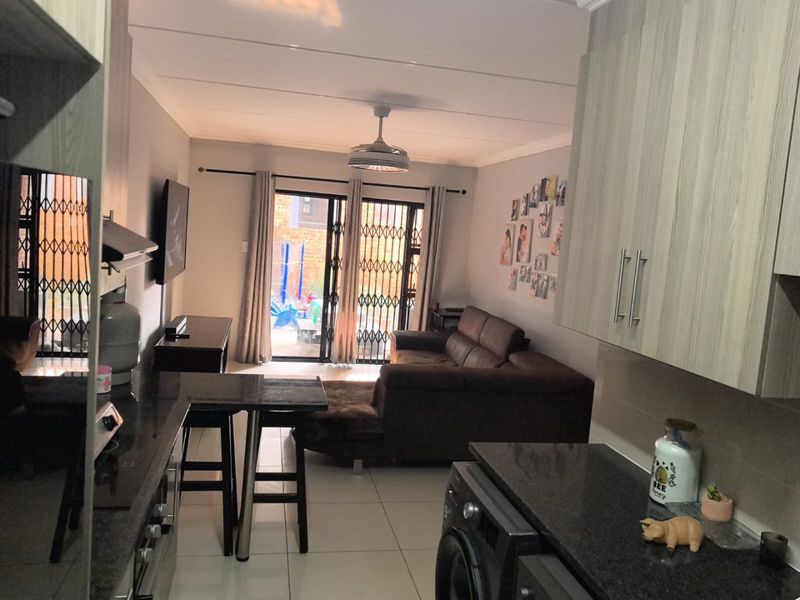 FOR SALE: Lovely 2-Bedroom Apartment in Prime Benoni Location!  Looking for your perfect start? This spacious and neat 2-bedroom, 2-bathroom apartment is ideal for a new couple starting out!  Located near Rynfield in Benoni, this home offers a peaceful environment with the convenience of nearby amenities.    Features include:  2 generously sized bedrooms  2 modern bathrooms  Open-plan living area  Neat and spacious kitchen  Safe and secure complex with access control  Pet-friendly – your furry friend is welcome!  Allocated parking space    Enjoy the perfect balance of comfort, style, and convenience in a sought-after area.    Don’t miss out – your dream home is waiting!  Contact us today to arrange a viewing! - Photo 9