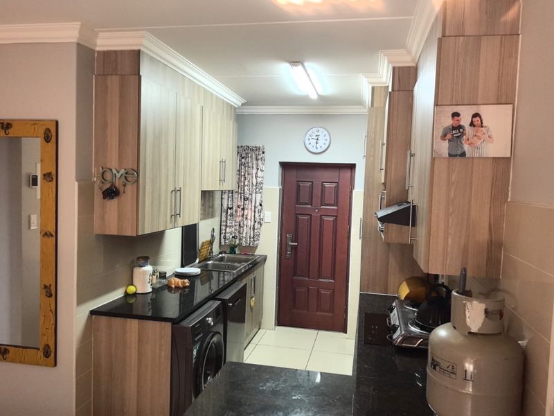 FOR SALE: Lovely 2-Bedroom Apartment in Prime Benoni Location!  Looking for your perfect start? This spacious and neat 2-bedroom, 2-bathroom apartment is ideal for a new couple starting out!  Located near Rynfield in Benoni, this home offers a peaceful environment with the convenience of nearby amenities.    Features include:  2 generously sized bedrooms  2 modern bathrooms  Open-plan living area  Neat and spacious kitchen  Safe and secure complex with access control  Pet-friendly – your furry friend is welcome!  Allocated parking space    Enjoy the perfect balance of comfort, style, and convenience in a sought-after area.    Don’t miss out – your dream home is waiting!  Contact us today to arrange a viewing! - Photo 10