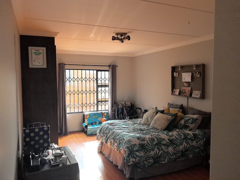 FOR SALE: Lovely 2-Bedroom Apartment in Prime Benoni Location!  Looking for your perfect start? This spacious and neat 2-bedroom, 2-bathroom apartment is ideal for a new couple starting out!  Located near Rynfield in Benoni, this home offers a peaceful environment with the convenience of nearby amenities.    Features include:  2 generously sized bedrooms  2 modern bathrooms  Open-plan living area  Neat and spacious kitchen  Safe and secure complex with access control  Pet-friendly – your furry friend is welcome!  Allocated parking space    Enjoy the perfect balance of comfort, style, and convenience in a sought-after area.    Don’t miss out – your dream home is waiting!  Contact us today to arrange a viewing! - Photo 6