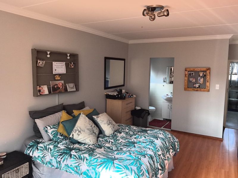 FOR SALE: Lovely 2-Bedroom Apartment in Prime Benoni Location!  Looking for your perfect start? This spacious and neat 2-bedroom, 2-bathroom apartment is ideal for a new couple starting out!  Located near Rynfield in Benoni, this home offers a peaceful environment with the convenience of nearby amenities.    Features include:  2 generously sized bedrooms  2 modern bathrooms  Open-plan living area  Neat and spacious kitchen  Safe and secure complex with access control  Pet-friendly – your furry friend is welcome!  Allocated parking space    Enjoy the perfect balance of comfort, style, and convenience in a sought-after area.    Don’t miss out – your dream home is waiting!  Contact us today to arrange a viewing! - Photo 5