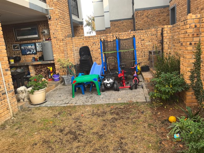 FOR SALE: Lovely 2-Bedroom Apartment in Prime Benoni Location!  Looking for your perfect start? This spacious and neat 2-bedroom, 2-bathroom apartment is ideal for a new couple starting out!  Located near Rynfield in Benoni, this home offers a peaceful environment with the convenience of nearby amenities.    Features include:  2 generously sized bedrooms  2 modern bathrooms  Open-plan living area  Neat and spacious kitchen  Safe and secure complex with access control  Pet-friendly – your furry friend is welcome!  Allocated parking space    Enjoy the perfect balance of comfort, style, and convenience in a sought-after area.    Don’t miss out – your dream home is waiting!  Contact us today to arrange a viewing! - Photo 3
