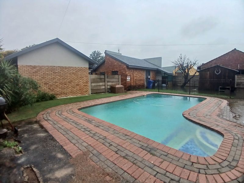 Charming Family Home with Bonus Flatlet in Lourenspark, Orkney - Photo 3