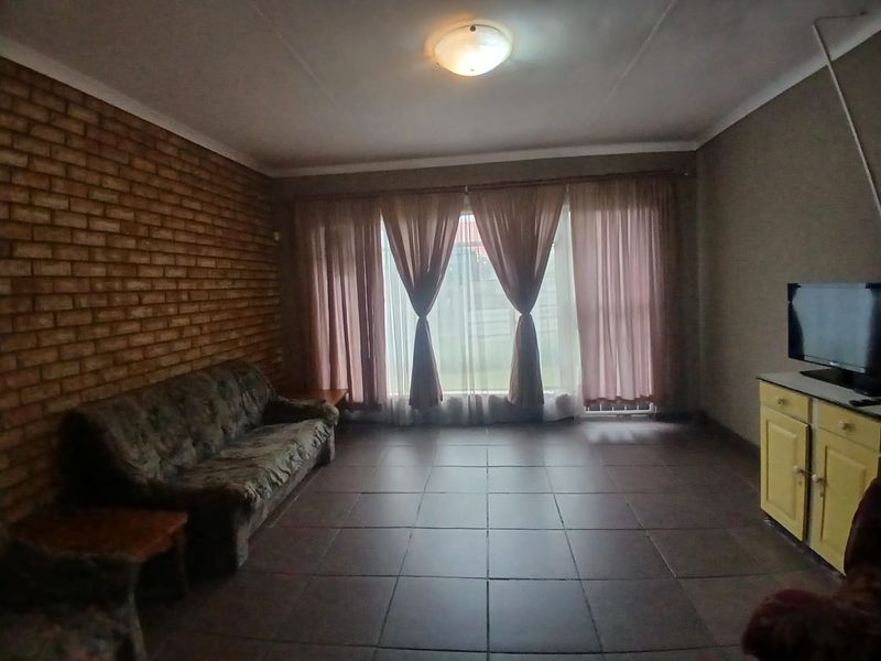 Charming Family Home with Bonus Flatlet in Lourenspark, Orkney - Photo 10