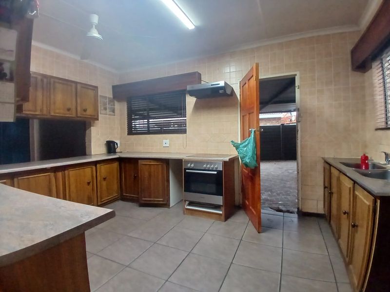 Charming Family Home with Bonus Flatlet in Lourenspark, Orkney - Photo 8