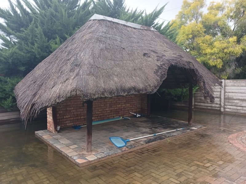 Charming Family Home with Bonus Flatlet in Lourenspark, Orkney - Photo 4