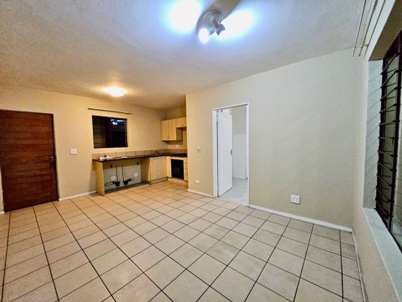 Calling all prospective buyers with a budget ranging from R 420 000.00 to R 425 000.00. An exceptional opportunity awaits you in this vibrant community of Esther Park. - Photo 4