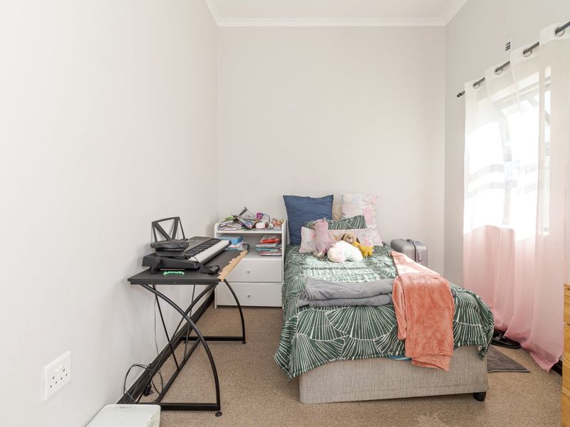 Modern Double-Storey Family Home in Secure Buhrein Estate - Photo 10