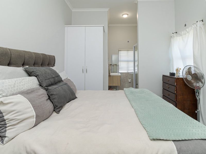 Modern Double-Storey Family Home in Secure Buhrein Estate - Photo 7