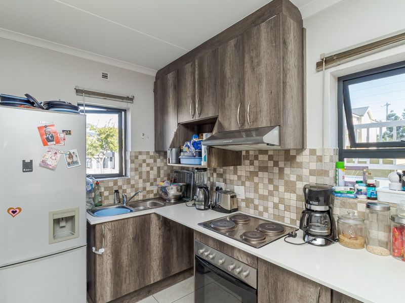 Modern Double-Storey Family Home in Secure Buhrein Estate - Photo 6