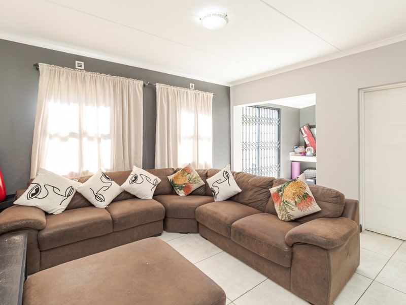 Modern Double-Storey Family Home in Secure Buhrein Estate - Photo 3