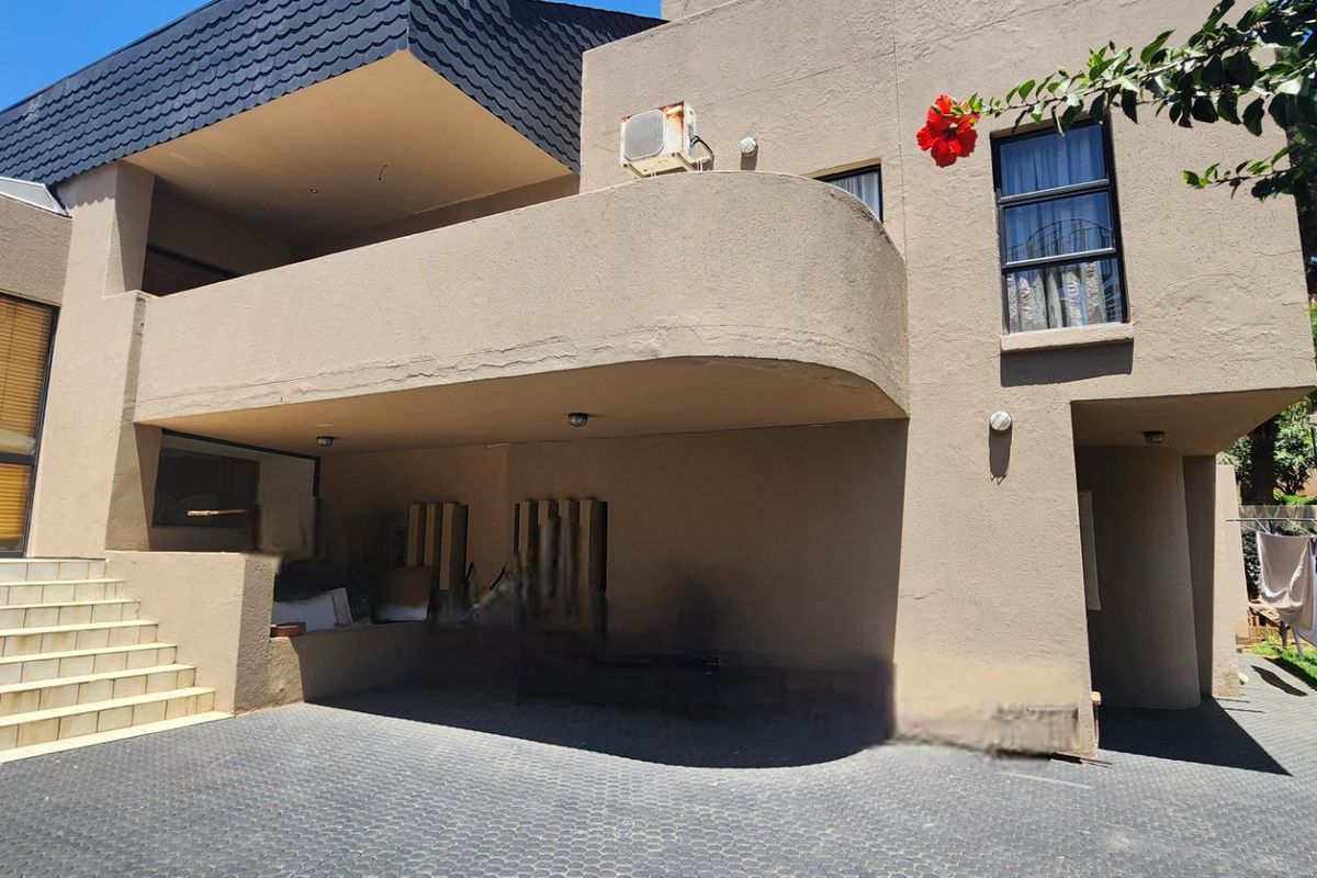 Stunning House for Sale in a secure street in Laudium - Photo 4