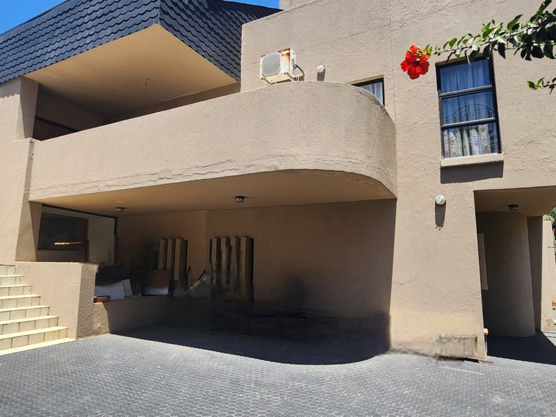 Stunning House for Sale in a secure street in Laudium - Photo 4