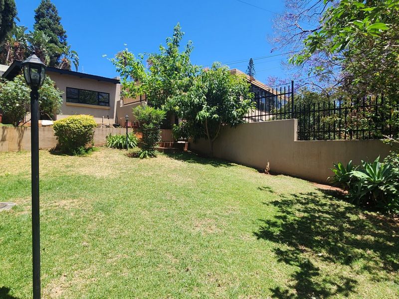 Stunning House for Sale in a secure street in Laudium - Photo 6