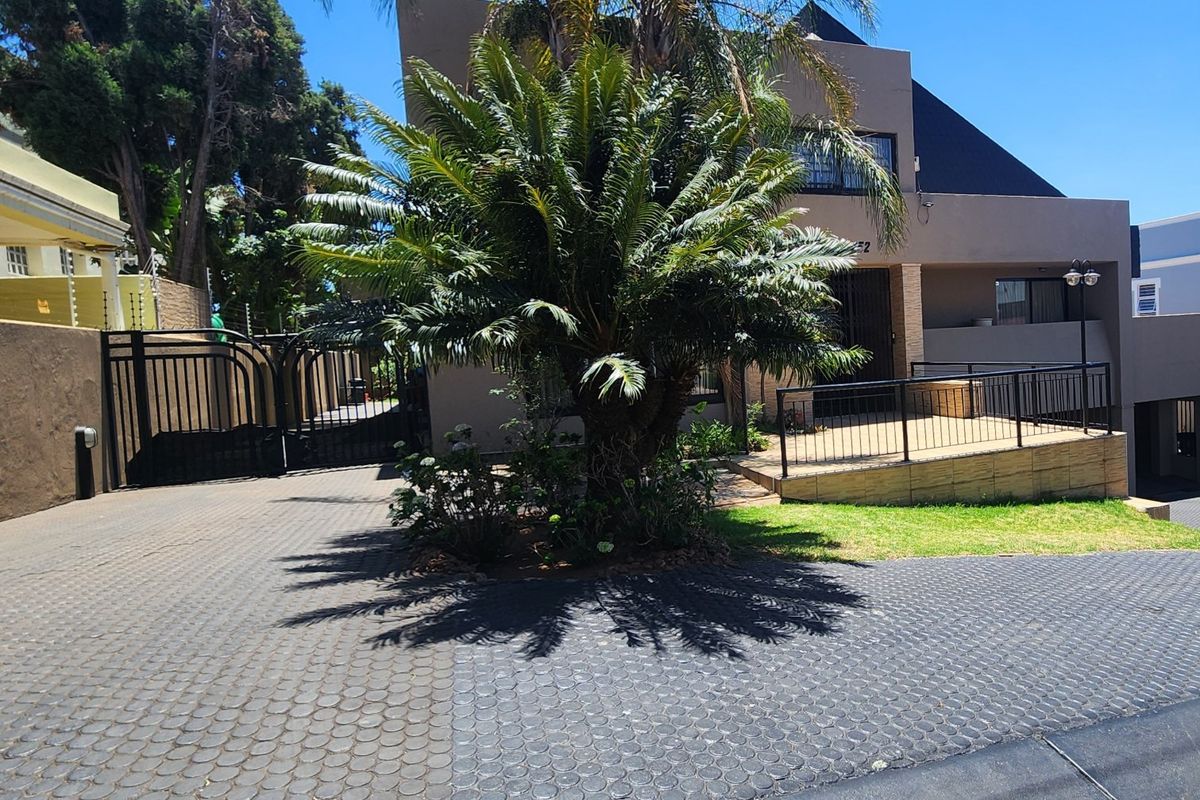 Stunning House for Sale in a secure street in Laudium - Photo 3