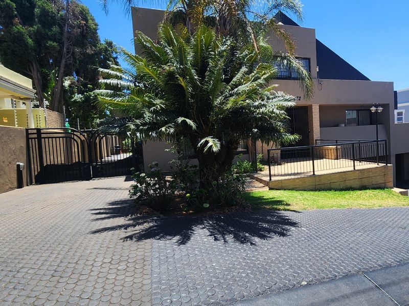 Stunning House for Sale in a secure street in Laudium - Photo 3
