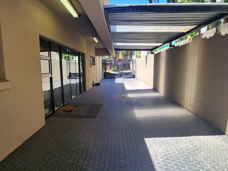Stunning House for Sale in a secure street in Laudium - Photo 7