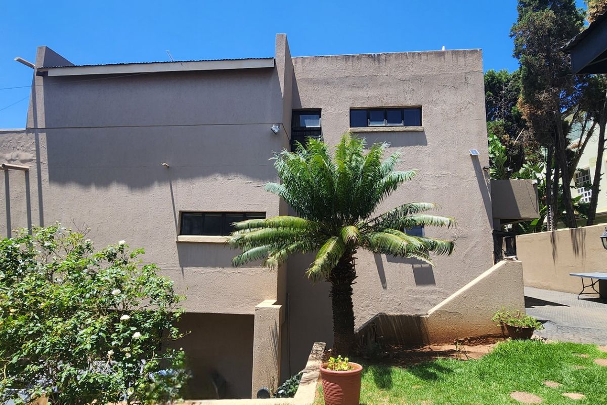 Stunning House for Sale in a secure street in Laudium - Photo 5