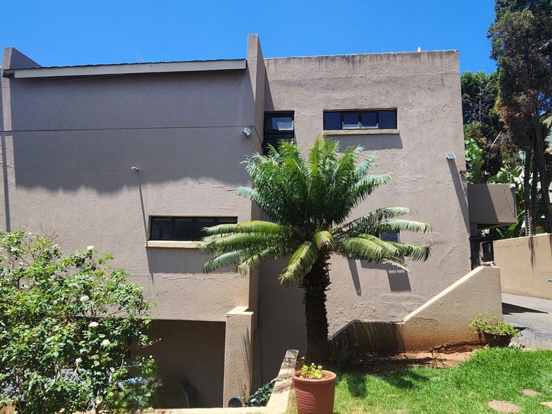 Stunning House for Sale in a secure street in Laudium - Photo 5
