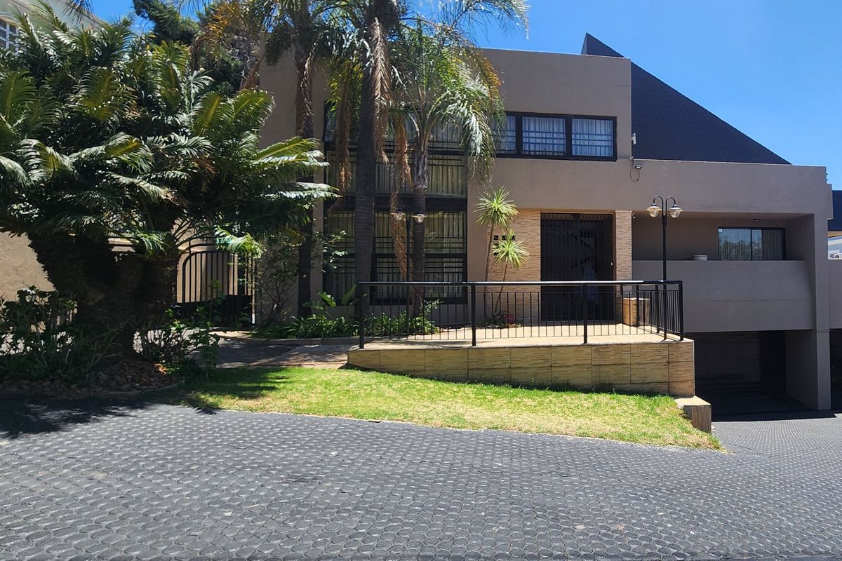 Stunning House for Sale in a secure street in Laudium - Photo 2