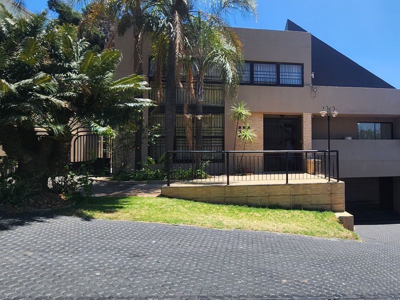 Stunning House for Sale in a secure street in Laudium - Photo 2