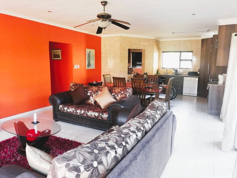 Fully Furnished Luxury Living – Just Move In! - Photo 9