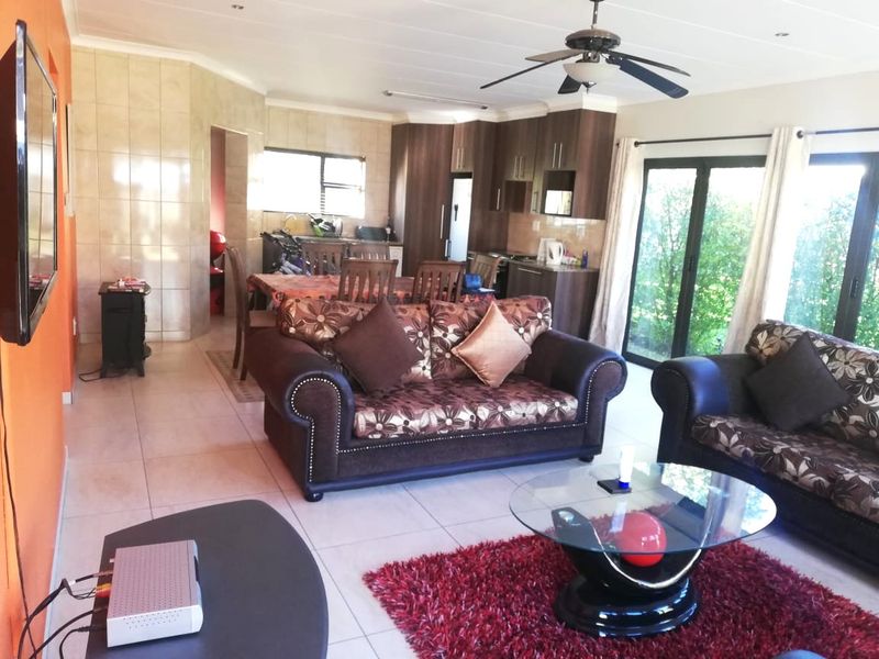 Fully Furnished Luxury Living – Just Move In! - Photo 8