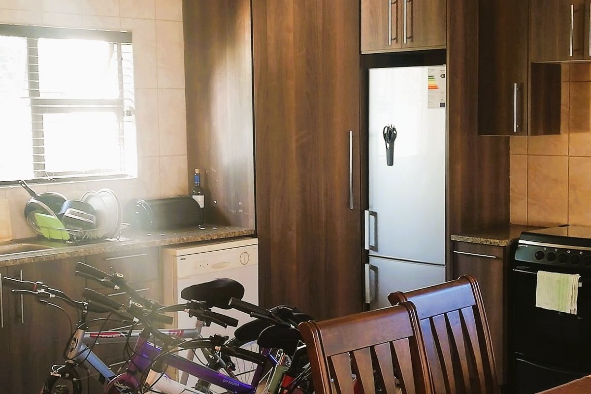 Fully Furnished Luxury Living – Just Move In! - Photo 4