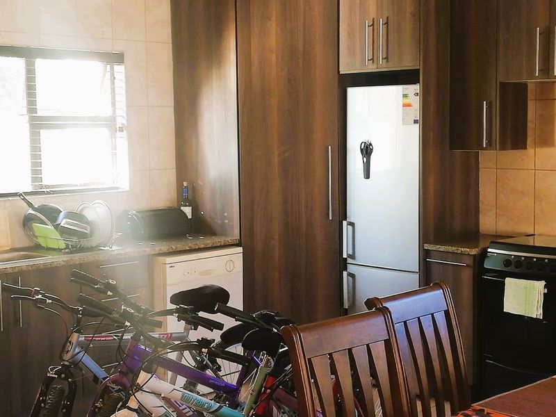 Fully Furnished Luxury Living – Just Move In! - Photo 4