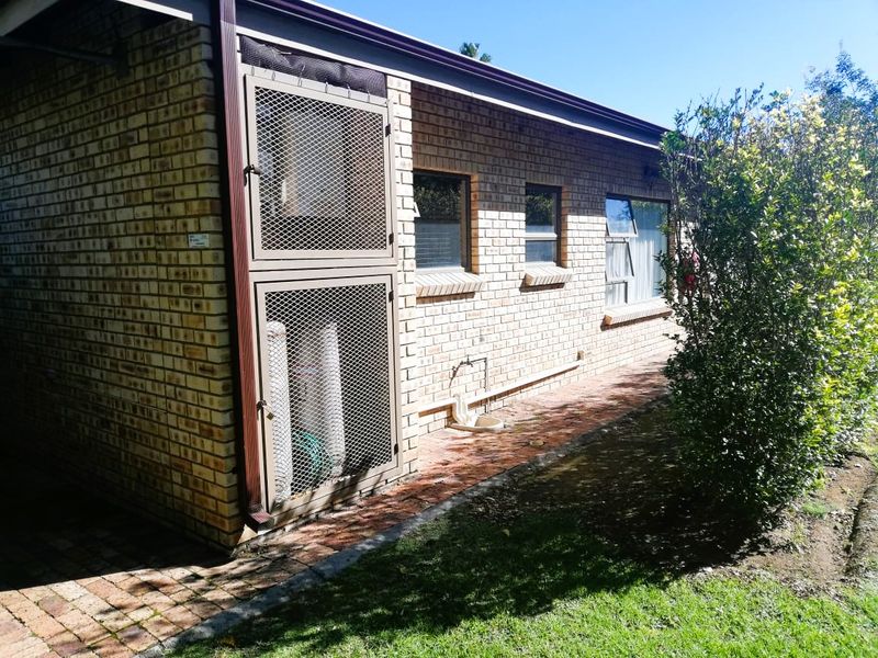 Fully Furnished Luxury Living – Just Move In! - Photo 2