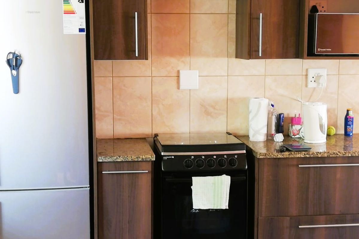 Fully Furnished Luxury Living – Just Move In! - Photo 5